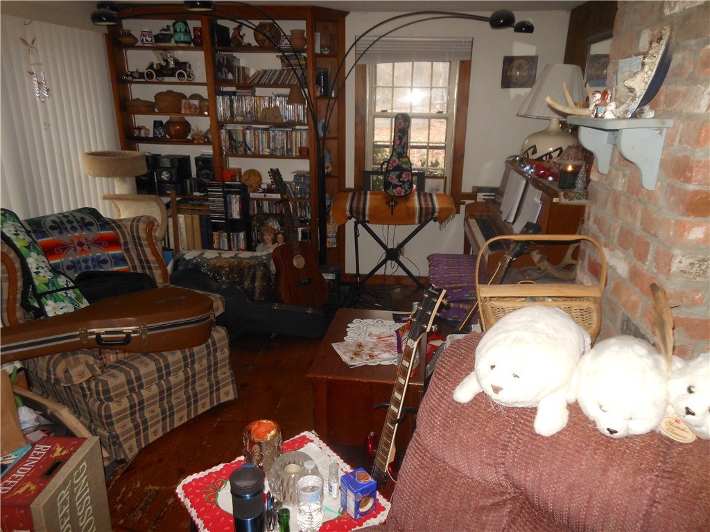 25 Johnson Road Foster, RI 02825 - Photo 3 of 16 LIVING ROOM