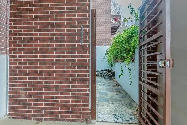 a brick building with windows