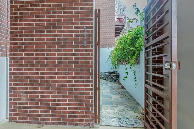 790 North Avenue Northeast, Unit 111 Atlanta, GA 30306 - Photo 22 of 41 a brick building with windows