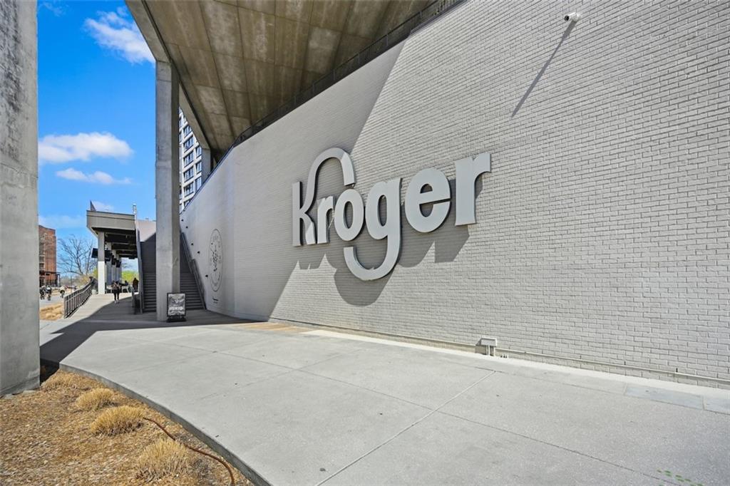 790 North Avenue Northeast, Unit 111 Atlanta, GA 30306 - Photo 36 of 41 a bathroom with a bathtub