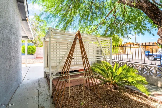 $2,500 | 3209 Kings Way, Las Vegas, NV 89102