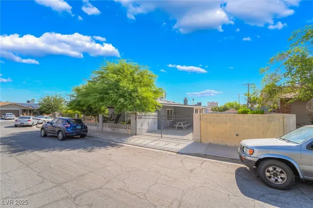 $2,500 | 3209 Kings Way, Las Vegas, NV 89102