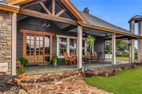 a view of a backyard with sitting area and furniture