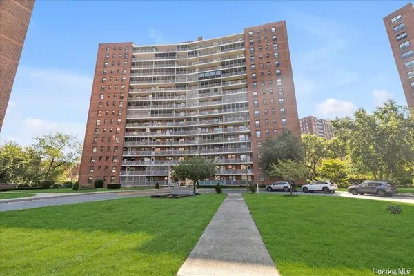 $2,400 | 61-45 98th Street, Unit 10L | Rego Park