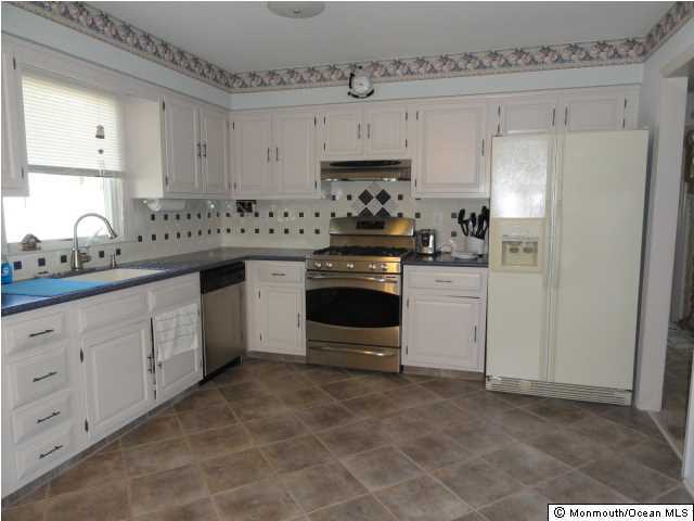 361 Middle Road Hazlet, NJ 07730 - Photo 7 of 20 Additional Photo