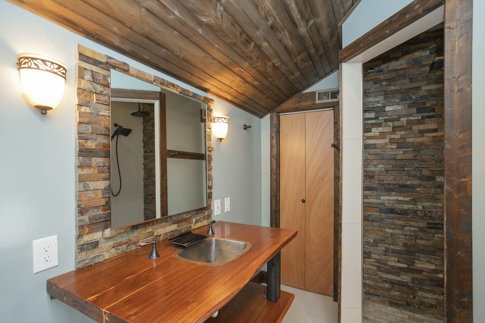 1018 Mitchell Road Nashville, TN 37206 - Photo 22 of 44 a bathroom with a sink and a mirror