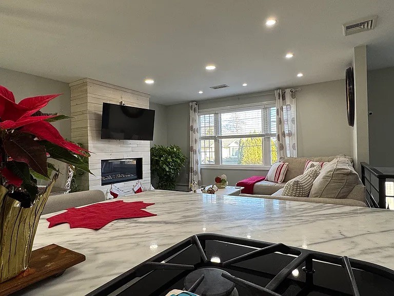 83 Whiting Street Cranston, RI 02920 - Photo 8 of 31