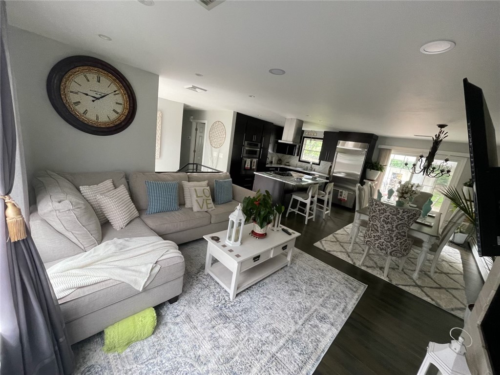 83 Whiting Street Cranston, RI 02920 - Photo 9 of 31