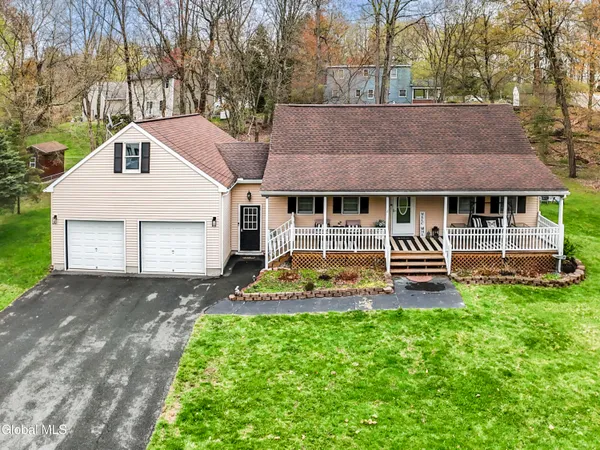 $469,900 | 1686 Julianne Drive, Schodack, NY 12033
