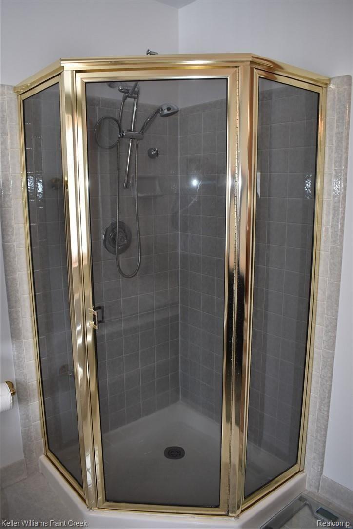 1993 Ridgefield Court Rochester, MI 48306 - Photo 29 of 47 THIS IS THE SHOWER IN THE LARGE MASTER BATH (9 X 11)