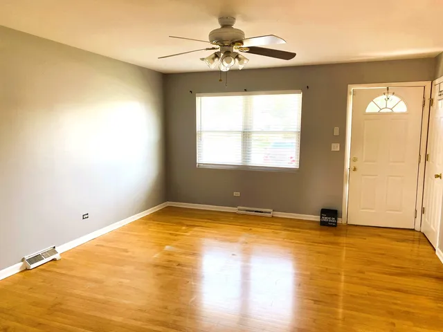 $2,500 | 580 Comstock Avenue, Elmhurst, IL 60126