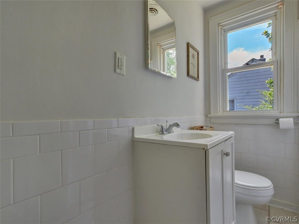 514 Riverview Road Colonial Heights, VA 23834 - Photo 12 of 17 a bathroom with a toilet sink and mirror