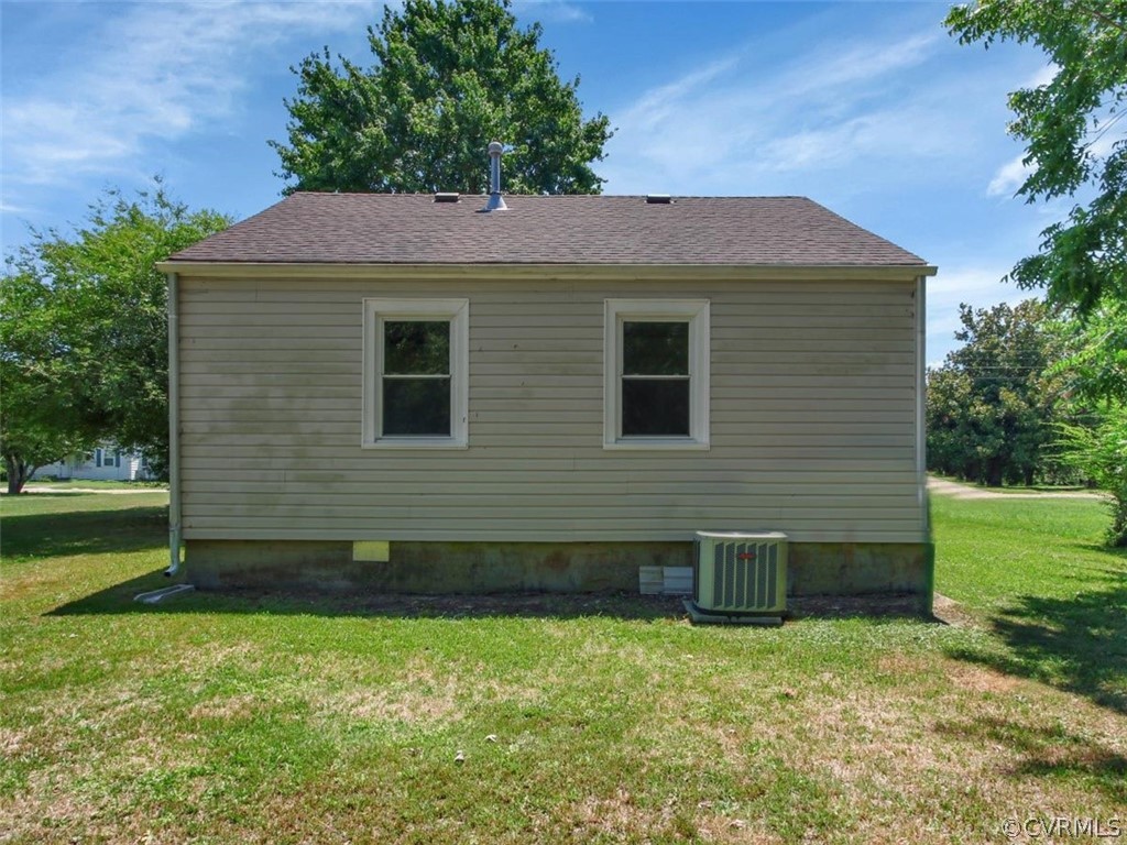 514 Riverview Road Colonial Heights, VA 23834 - Photo 13 of 17 a view of a backyard with plants and a large tree