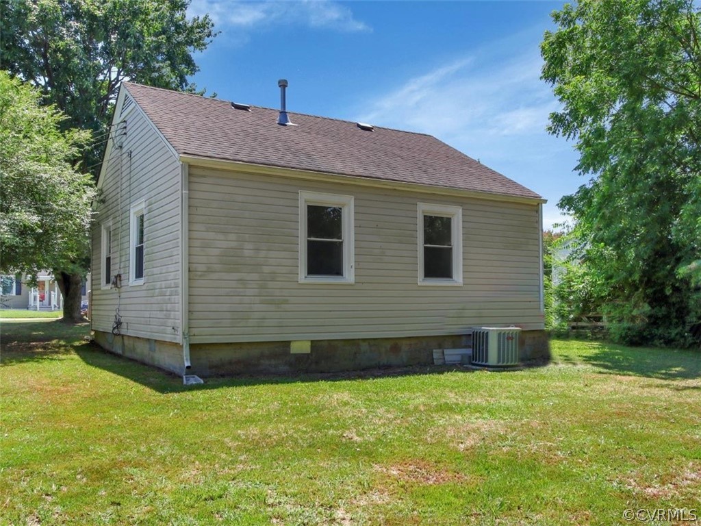 514 Riverview Road Colonial Heights, VA 23834 - Photo 14 of 17 a front view of a house with a yard