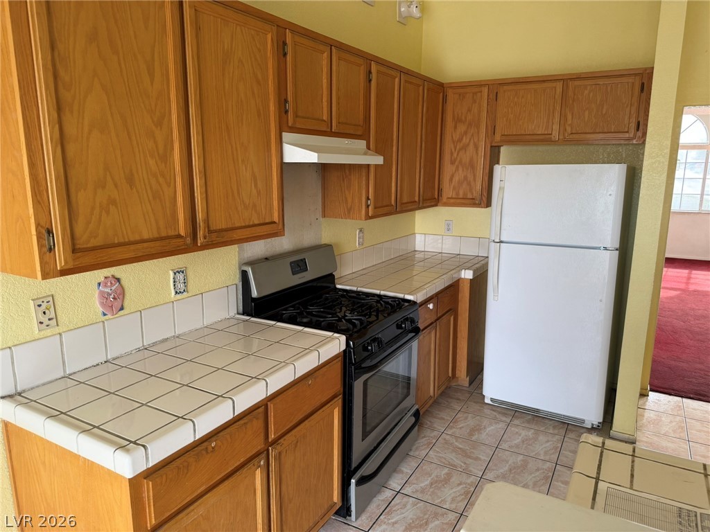 277 Gentle Bay Avenue Henderson, NV 89074 - Photo 22 of 43 This kitchen offers functionality and warmth, ready for culinary adventures and everyday living.