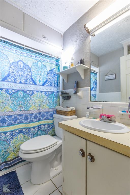 1649 South 16th Street Abilene, TX 79602 - Photo 17 of 24 a bathroom with a toilet sink and mirror