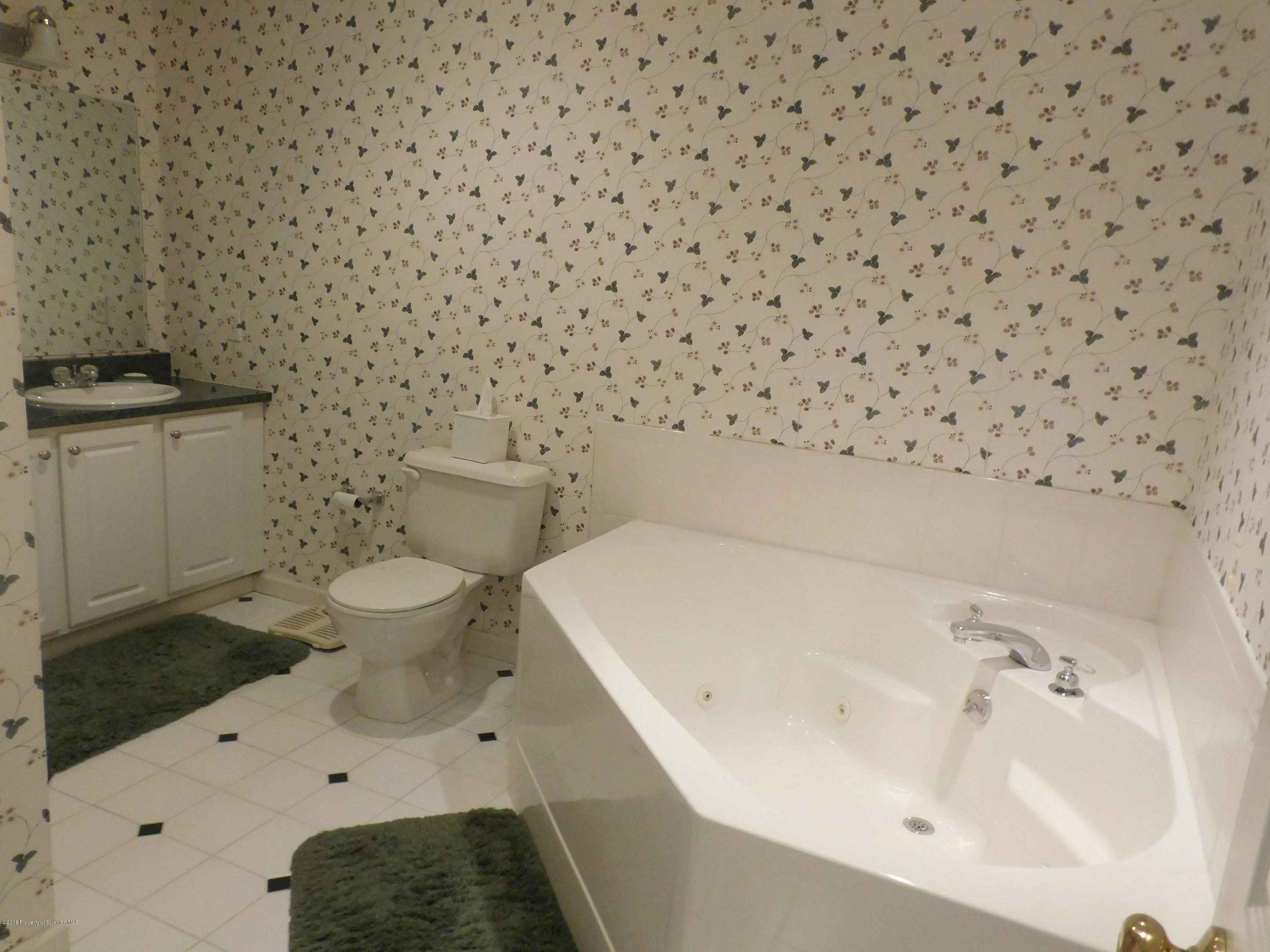 10 Lakeside Common Clarks Summit, PA 18411 - Photo 8 of 13 Gallery Image 8