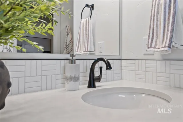 $584,900 | 8119 West Show Horse Court, Meridian, ID 83646