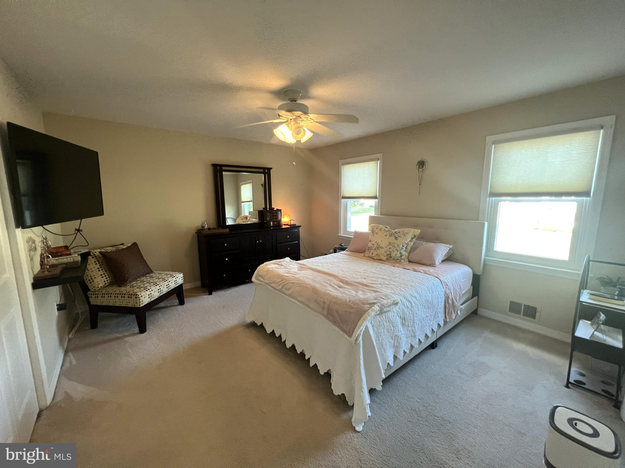 29 Tar Heels Road Hamilton, NJ 08619 - Photo 14 of 22 Huge Master Bedroom