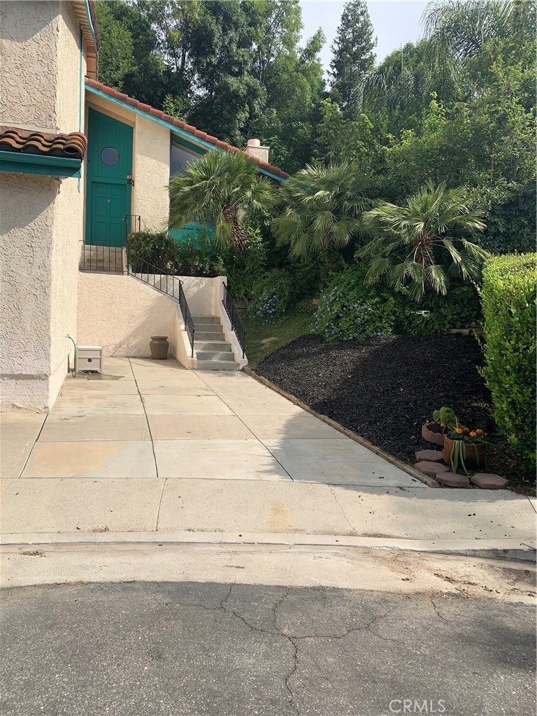 an outdoor view of house