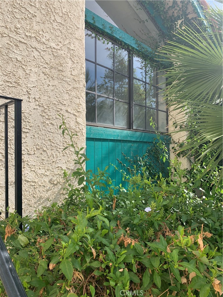 5246 Calderon Road Woodland Hills, CA 91364 - Photo 5 of 50 a view of a garden