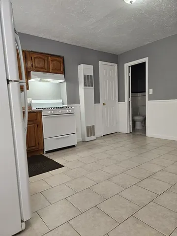 $325 | 40 Aetna Street, Unit 3, Fall River, MA 02724