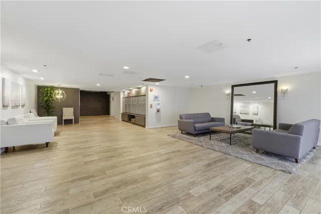 $3,595 | 14960 Dickens Street, Unit 303, Sherman Oaks, CA 91403
