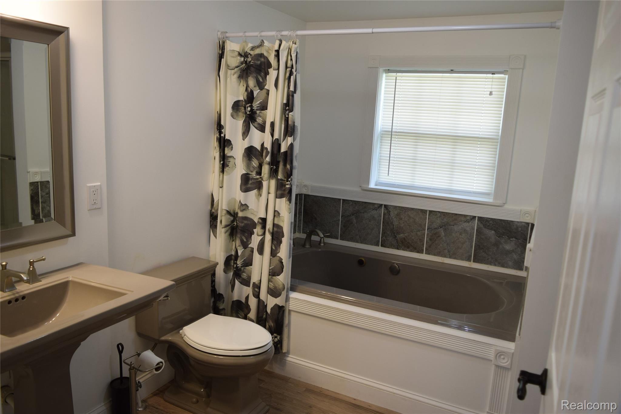 8257 Potter Road Flushing, MI 48433 - Photo 9 of 18 Main Floor Full Bath with Jetted Tub