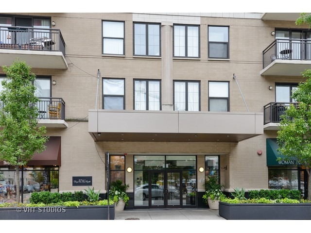 41 East 8th Street, Unit 1105 Chicago, IL 60605 - Photo 2 of 15 a front view of a building with a garden