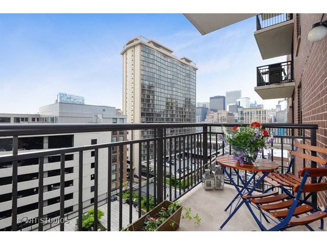 41 East 8th Street, Unit 1105 Chicago, IL 60605 - Photo 14 of 15 a view of city from balcony
