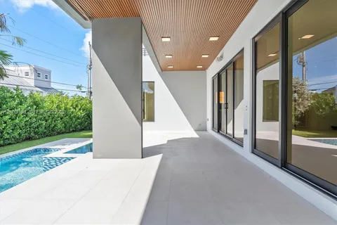 a view of entryway with a front door