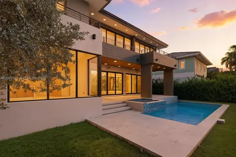 a view of an house with backyard and garden