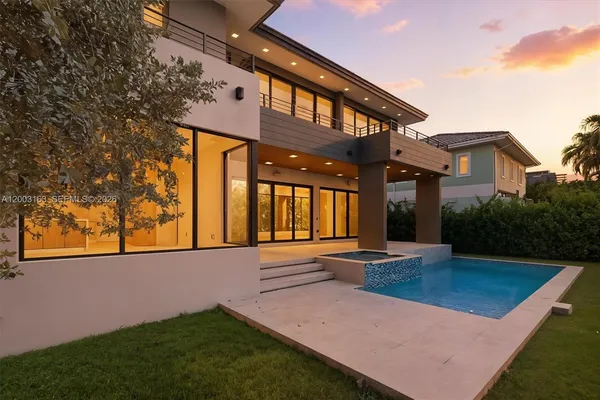 a view of an house with backyard and garden