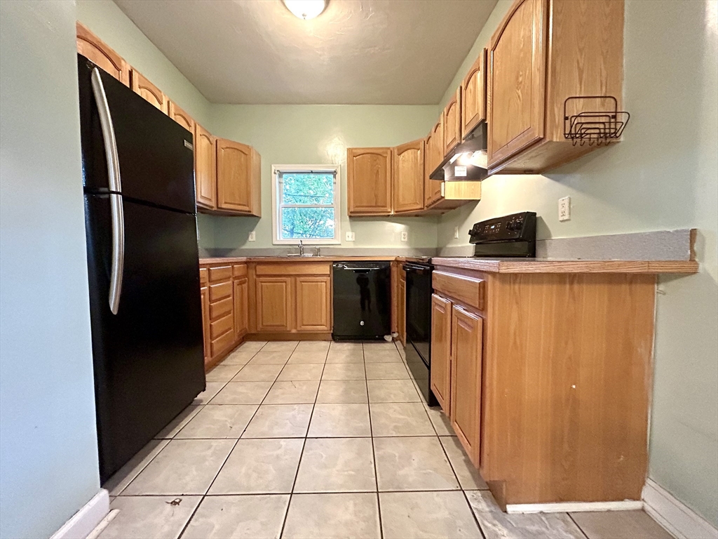8 Wayne Street Worcester, MA 01603 - Photo 9 of 24 Gallery Image 9