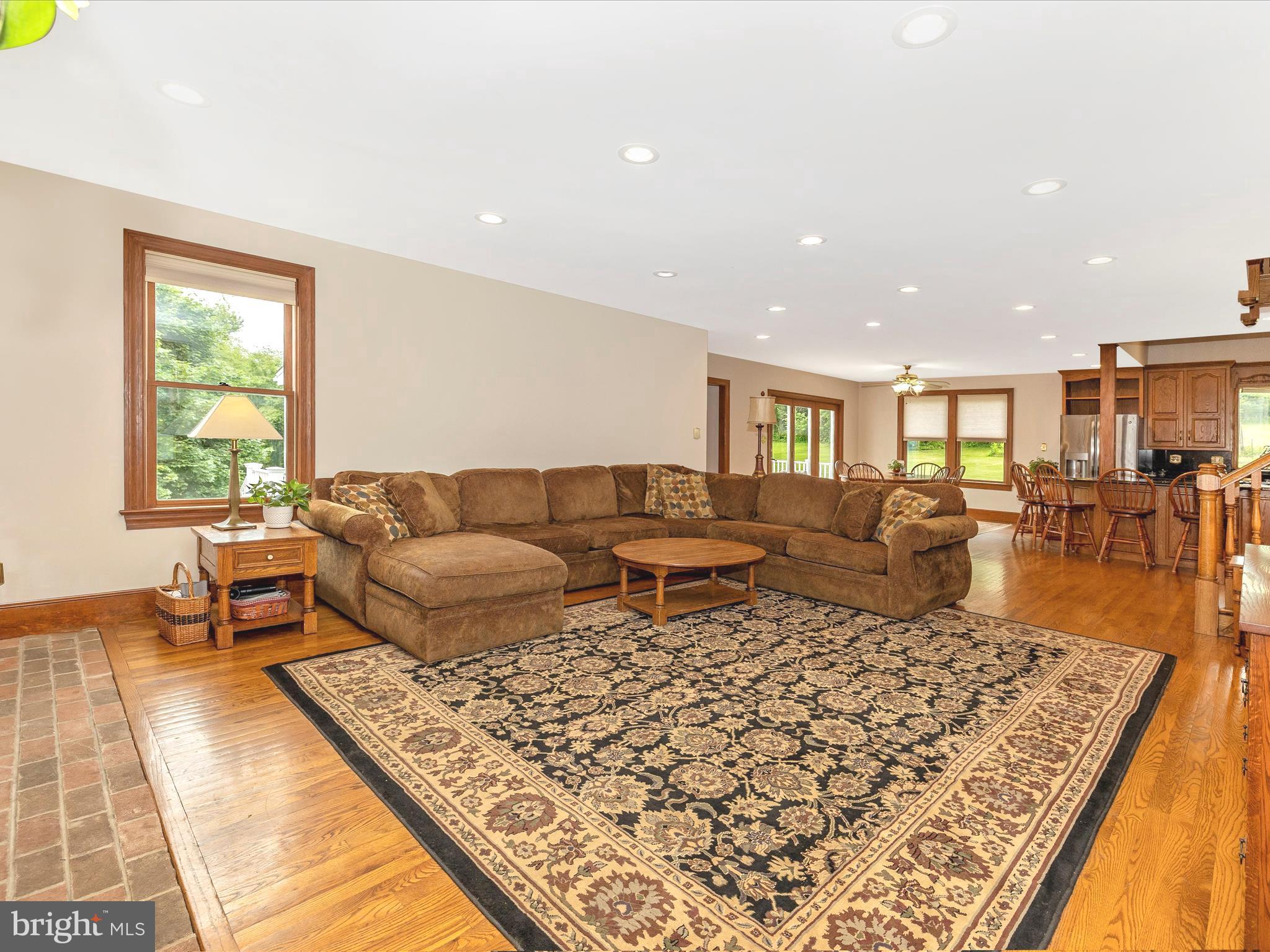 11401 Mountain View Road Damascus, MD 20872 - Photo 10 of 48 Living Room