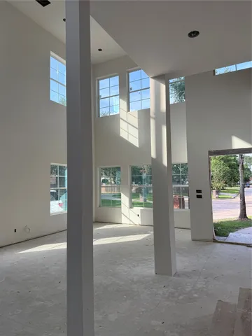 a view of livingroom with furniture