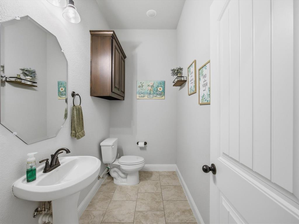 150 Quail Ridge Decatur, TX 76234 - Photo 24 of 32 a bathroom with a sink toilet and a mirror
