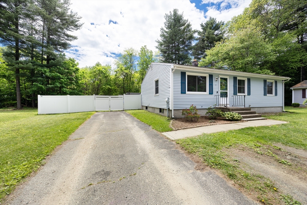 37 Parkerview Street Springfield, MA 01129 - Photo 3 of 31