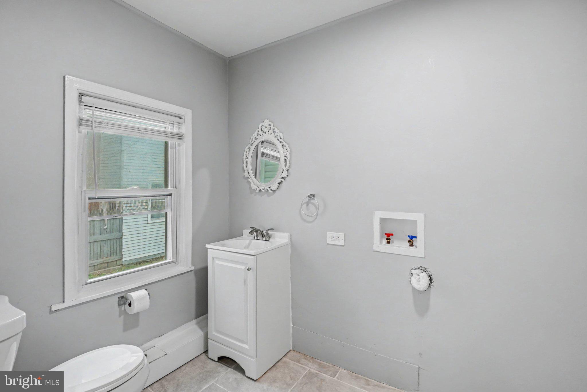 808 Locust Street Lebanon, PA 17042 - Photo 16 of 33 a bathroom with a toilet sink and tub