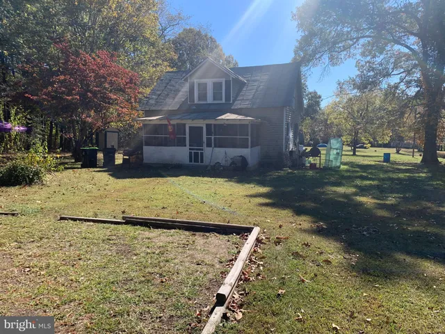 a view of a yard in front of the house