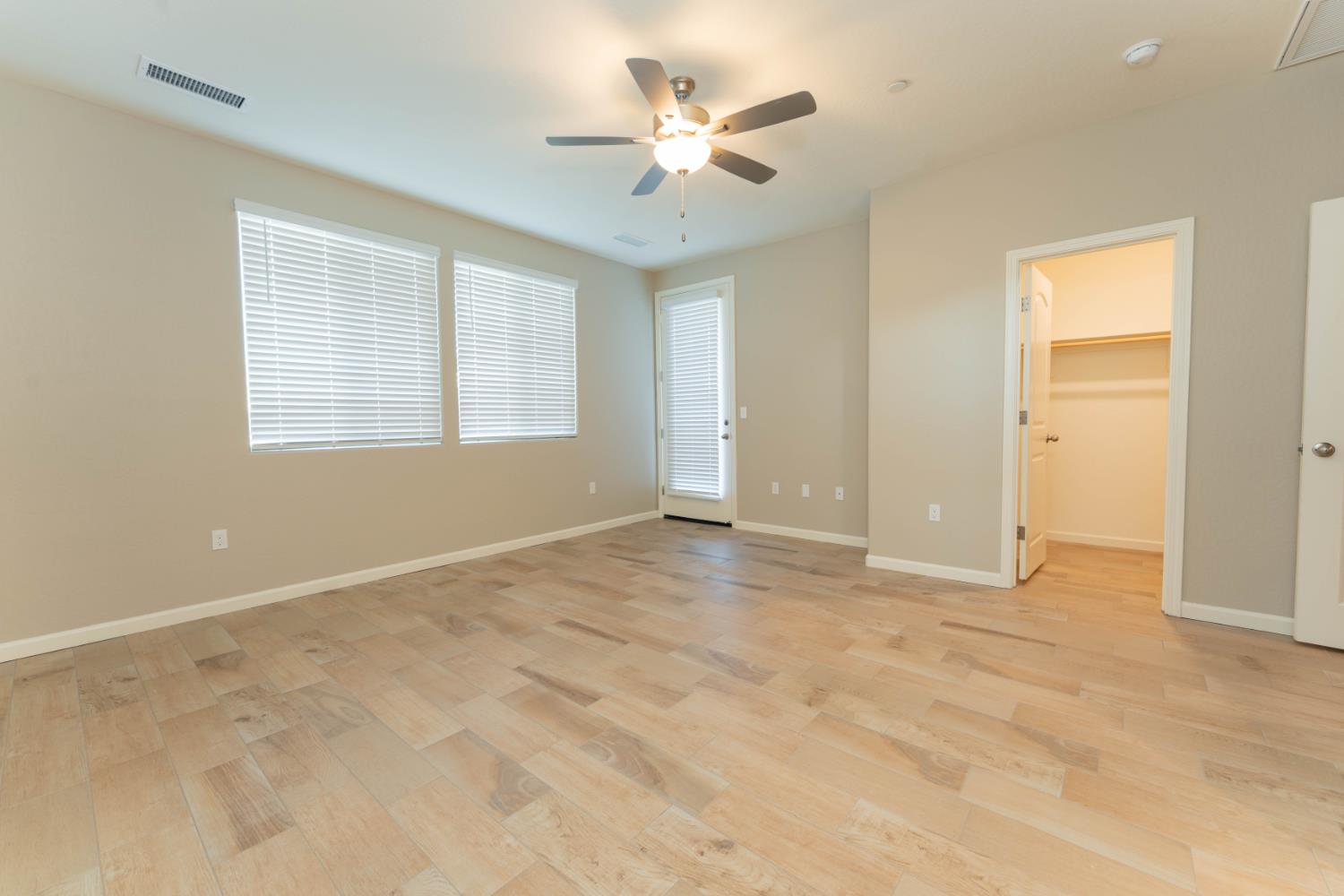 30480 Bellwood Road Visalia, CA 93291 - Photo 18 of 37 an empty room with windows and ceiling fan