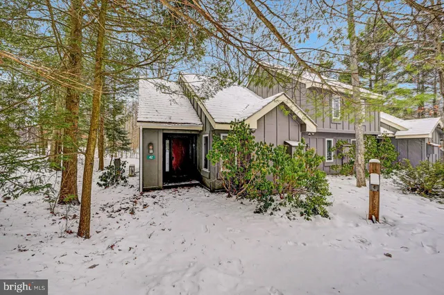a view of the entrance of the house