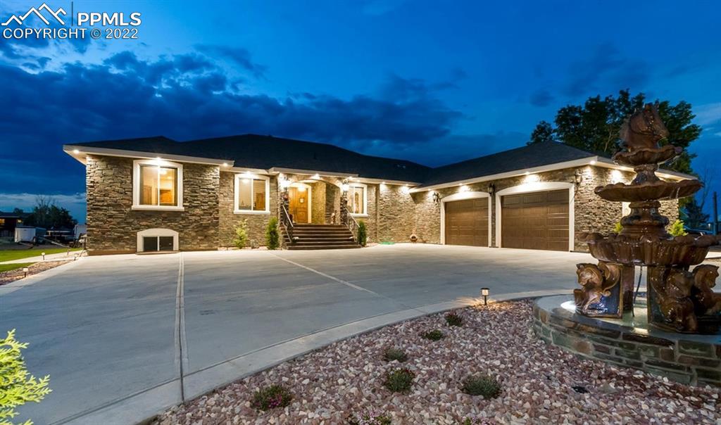 a view of a house with backyard and a garage