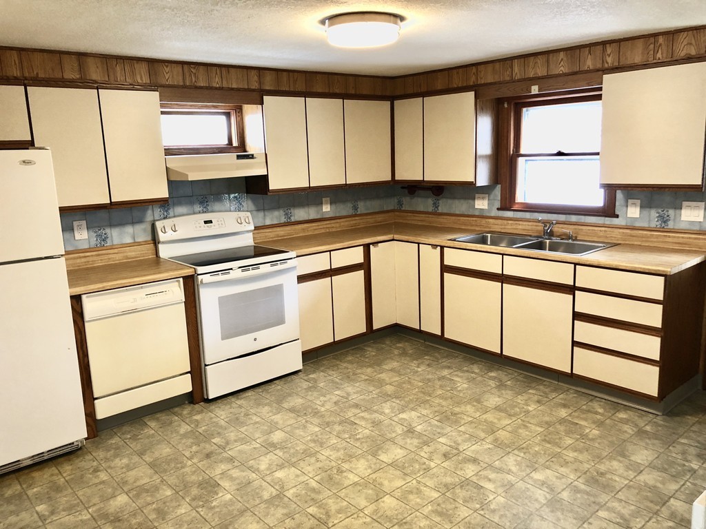 28 Dana Street Springfield, MA 01104 - Photo 6 of 27 Gallery Image 6