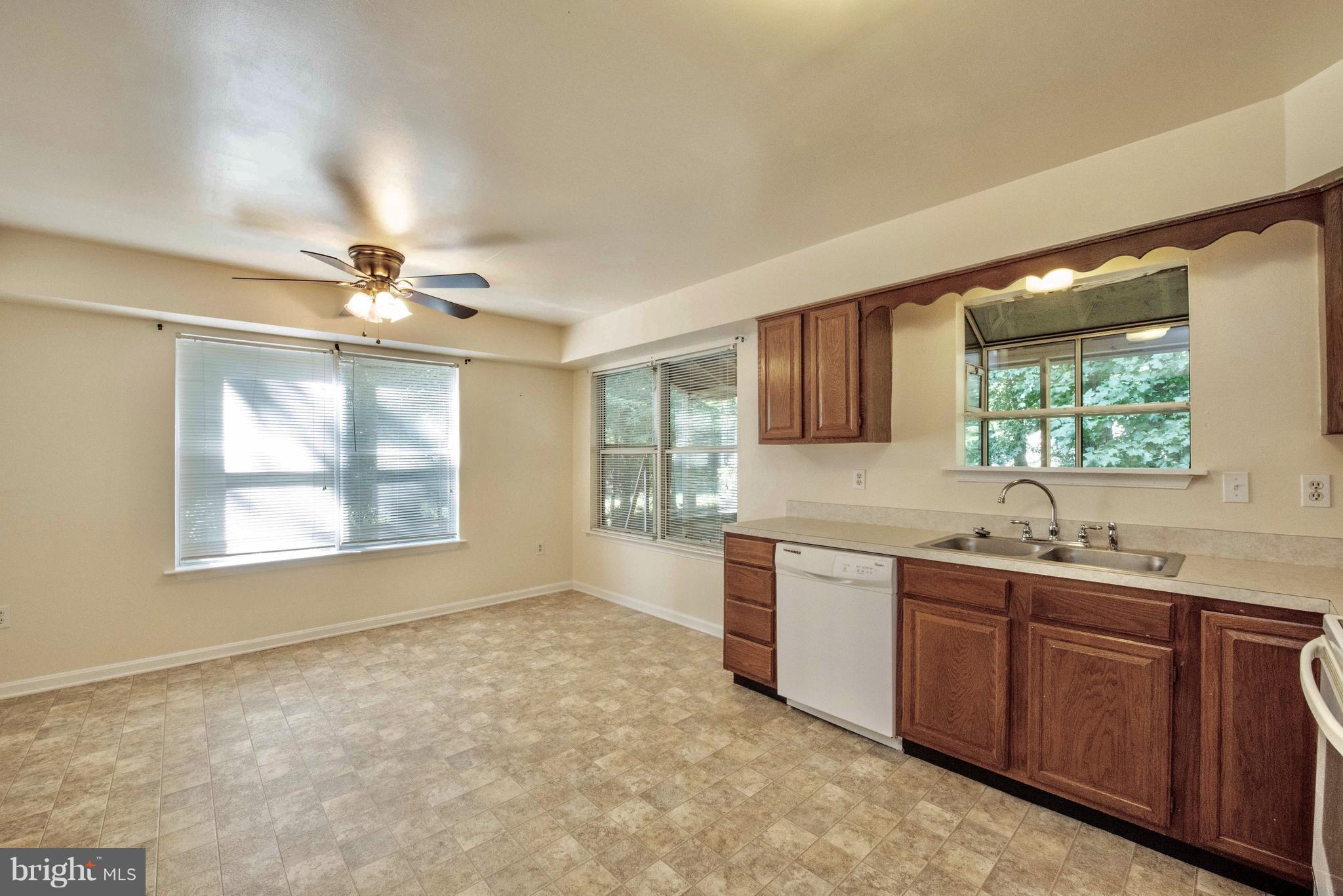 11500 Ropeknot Road Lusby, MD 20657 - Photo 10 of 30 Spacious Eat In Area