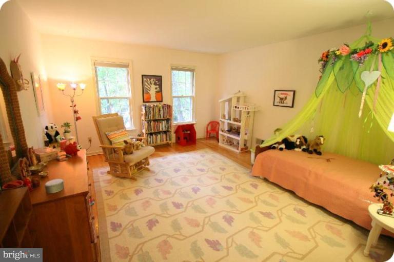 10915 Hunt Club Road Reston, VA 20190 - Photo 16 of 27 a very nice looking room with a large window