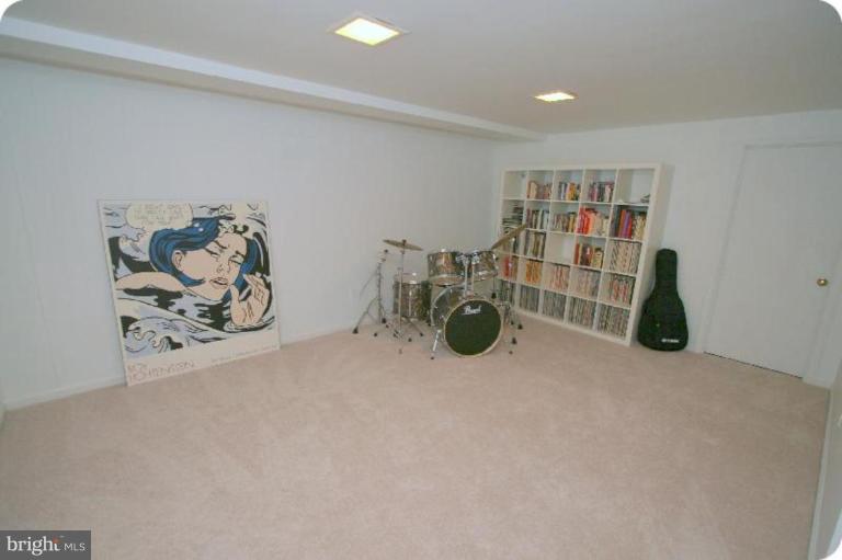 10915 Hunt Club Road Reston, VA 20190 - Photo 20 of 27 a view of room with toys