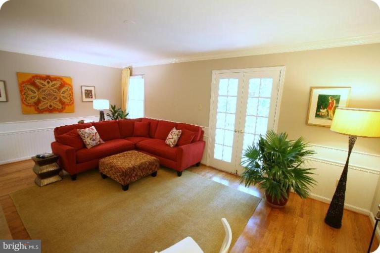 10915 Hunt Club Road Reston, VA 20190 - Photo 10 of 27 a living room with furniture and a potted plant