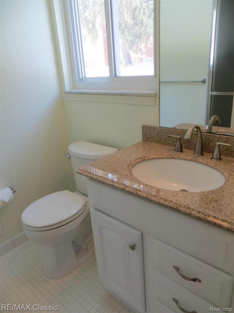 177 Cedarwald Drive Rochester, MI 48306 - Photo 13 of 19 Private Updated Master Bath