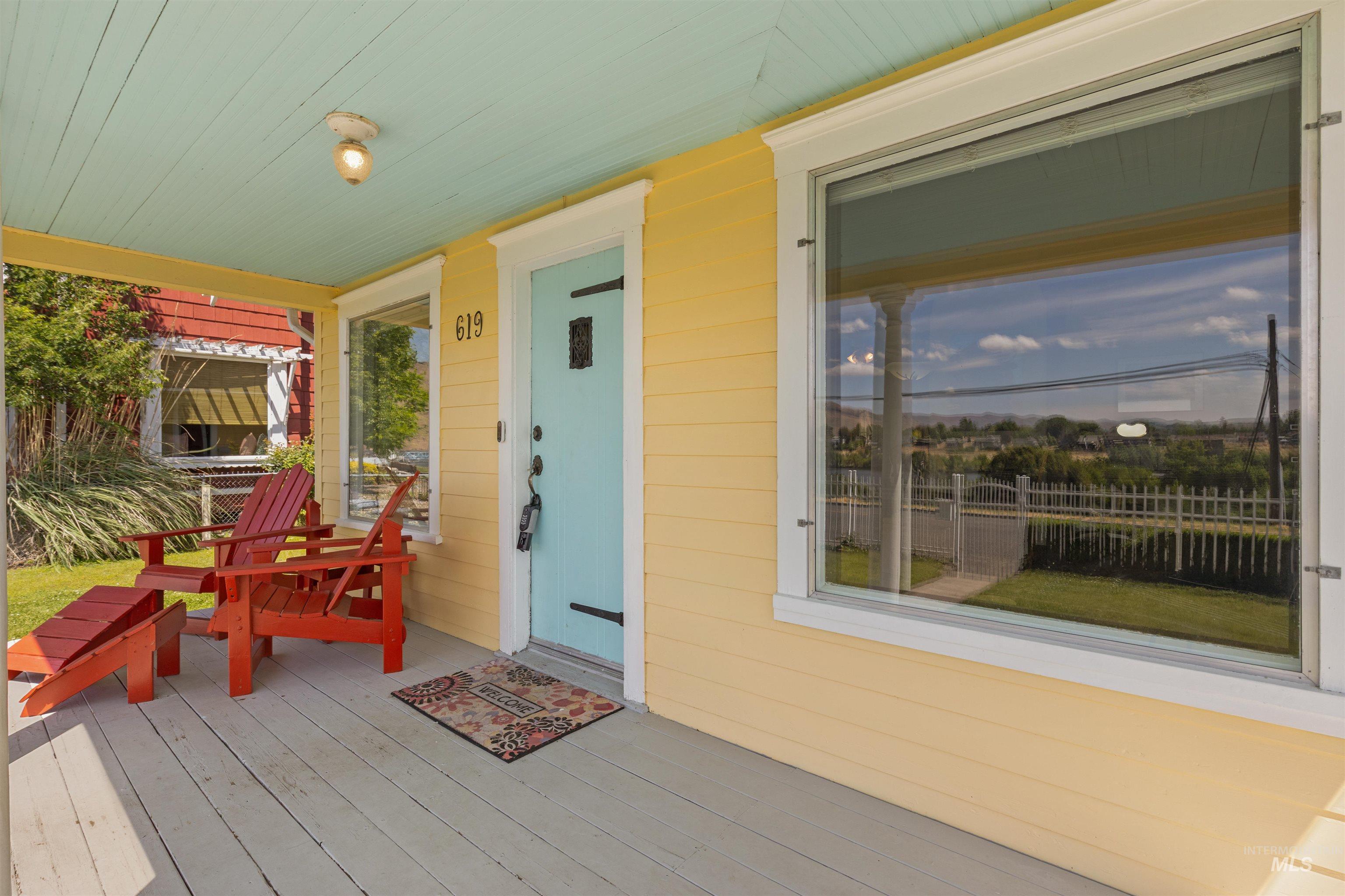 619 Prospect Avenue Lewiston, ID 83501 - Photo 28 of 37 Inviting covered front porch with a light blue ceiling, yellow siding, and white trim
